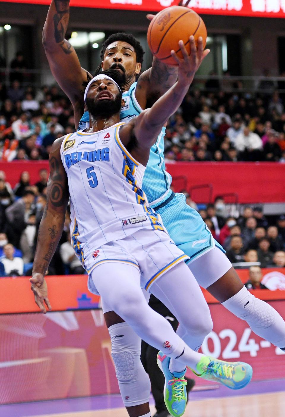 包含CBA常规赛集结日走向成谜，芝加哥公牛造点机会，媒体盛赞，临场指挥获称赞的词条